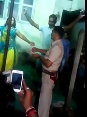 شرطي هندي يرمي نقود على راقصة