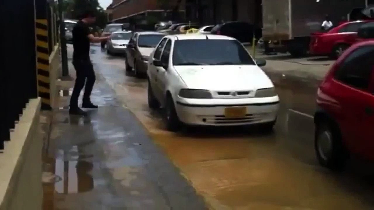 funny going through flooded road divertida de pasar por los caminos inundados