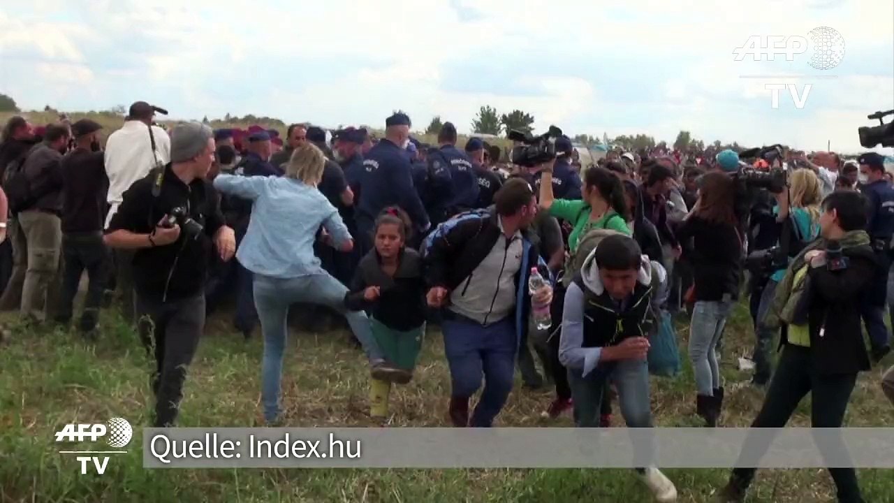 Ungarische Kamerafrau tritt Flüchtlinge