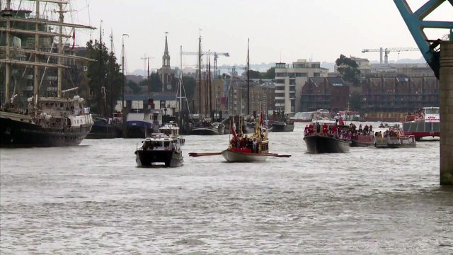 Procissão de barcos em homenagem à Rainha Elizabeth II