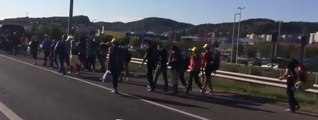 Hundreds of Migrants Depart Budapest for Austria on Foot