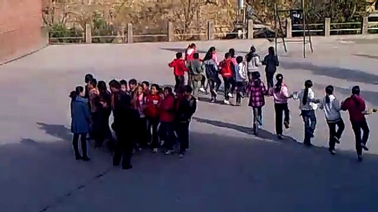 Some school near 千龟山, kids dancing