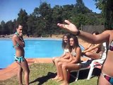 la niña repelente en la piscina .