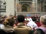 [HD] Mujer Derriba Al Papa Benedicto XVI En Misa de Navidad 24/12/2009