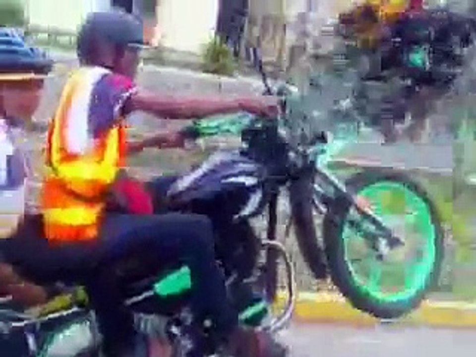 MOTO TAXI EN CABALLITO.mp4