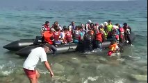 ‏شاهد‬ لحظة وصول دفعات جديدة من اللاجئين السوريين القادمين من تركيا الى سواحل اليونان ....