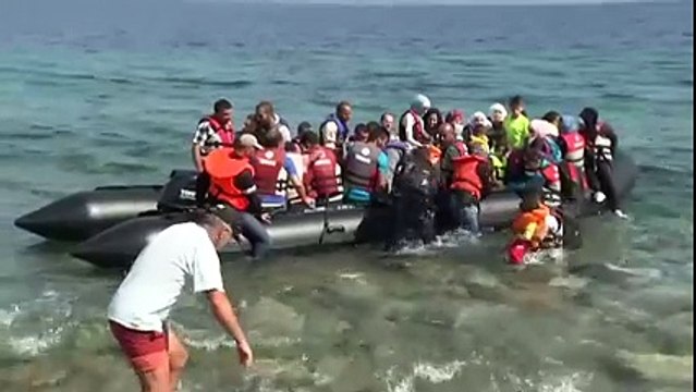 ‏شاهد‬ لحظة وصول دفعات جديدة من اللاجئين السوريين القادمين من تركيا الى سواحل اليونان ....