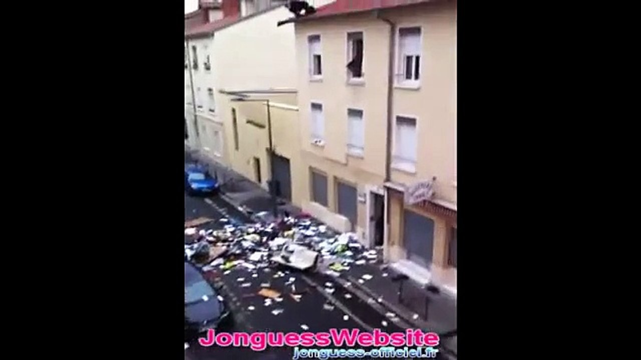 [VIDÉO CHOC] LYON  Intervention du GIPN, un homme jette tout son mobilier par la fenêtre
