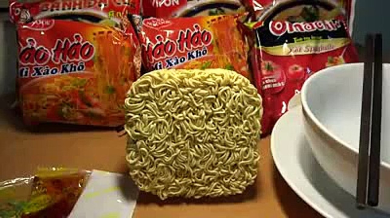 "Đập hộp" Mì Tôm ( Mì xào khô)