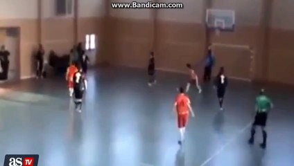 Worst Kung-Fu Kick Ever on Futstal Game in Argentina 2015