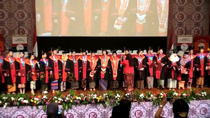 Lulus Cum laude, Donita Akan Jadi Pegawai Kantoran?