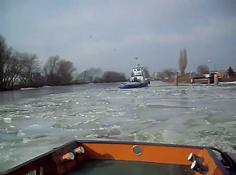 Sleepboot de Rekere komt aan in Hoorn!