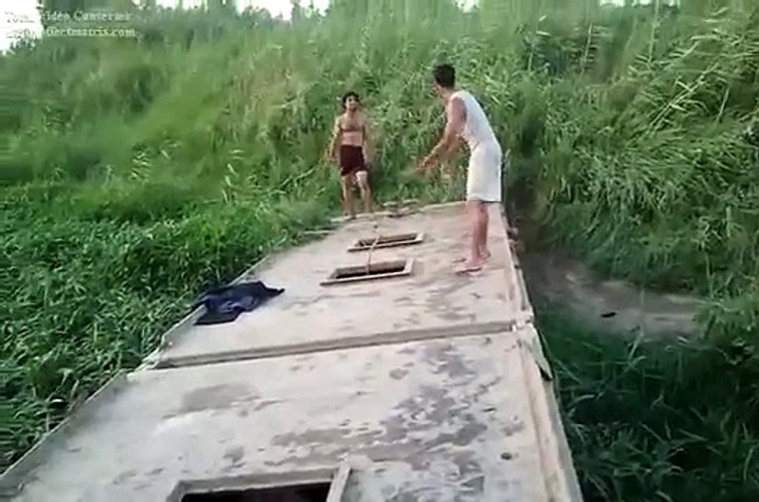 شباب الزعفرانيه يسبحون في شط دجله