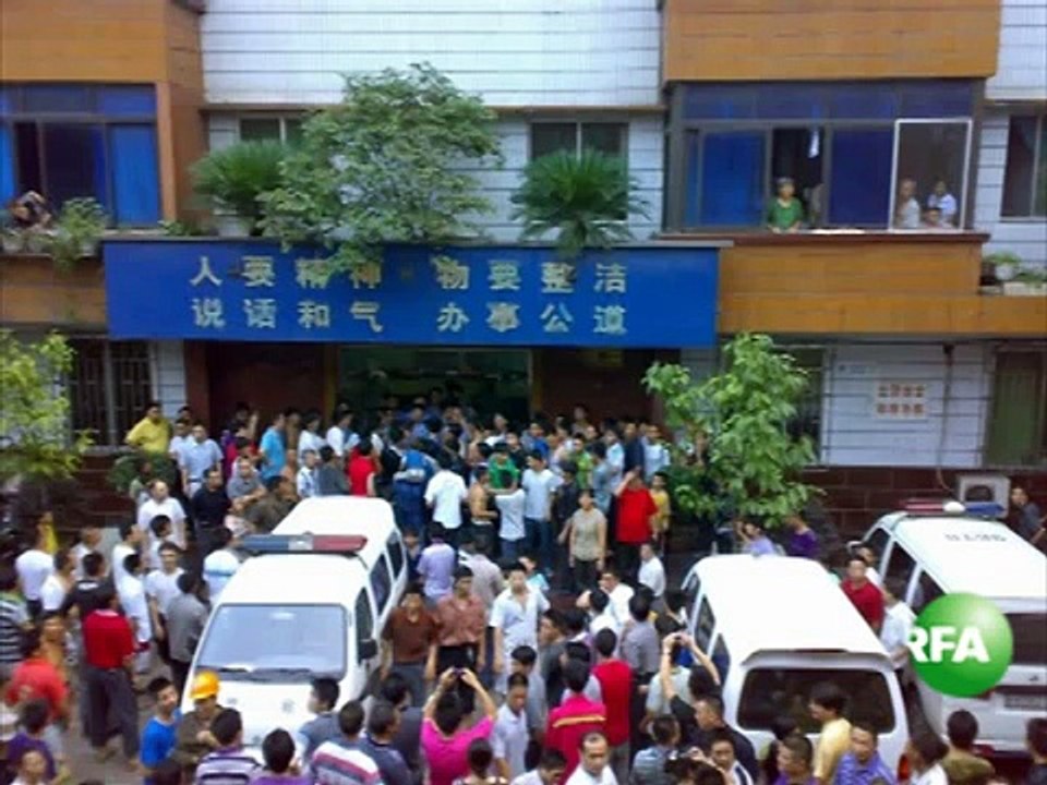 内江暴力执法酿群体冲突 数千人掀车砸派出所打警察