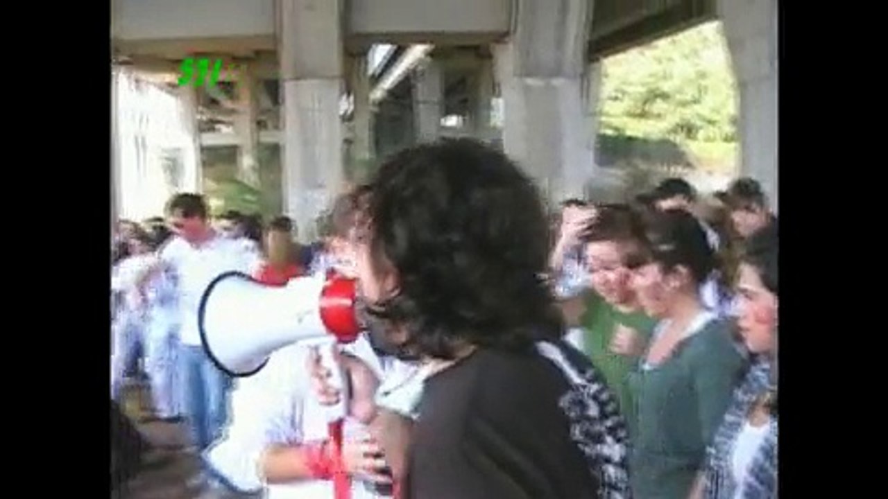 Trailer del DVD 'Malviviendo como pollos' Novatadas Biologia 2009/2010.531