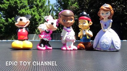 Descargar video: DISNEY JUNIOR Toys on Giant Trampoline MICKEY MOUSE Doc McStuffins JAKE Minnie Mouse Princess Sofia