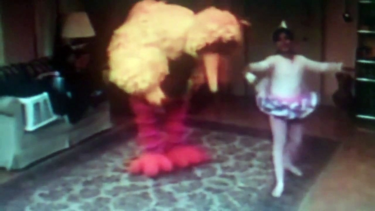 Big Bird and Gabi dance "Five Little Speckled Frogs!" from Wonder Kids Silly Songs