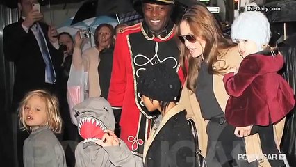 Angelina Jolie and Brad Pitt Go Christmas Shopping With the Kids!
