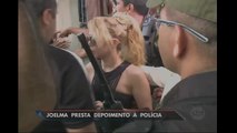 Cantora Joelma presta depoimento à polícia