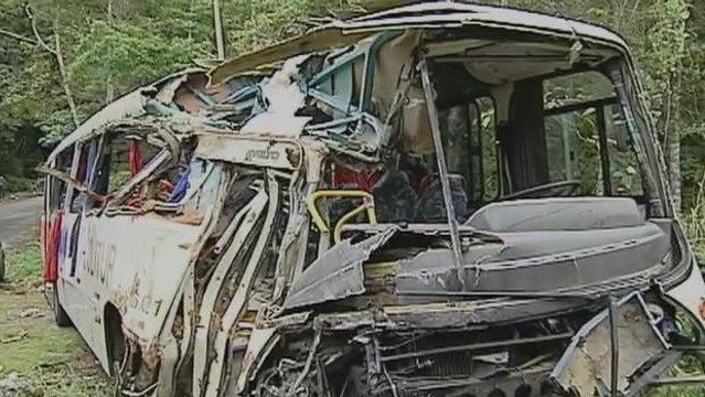 Corpos das vítimas do acidente em Paraty são enterrados