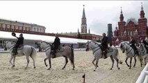 Caballos andaluces seducen con su baile en la Plaza Roja de Moscú