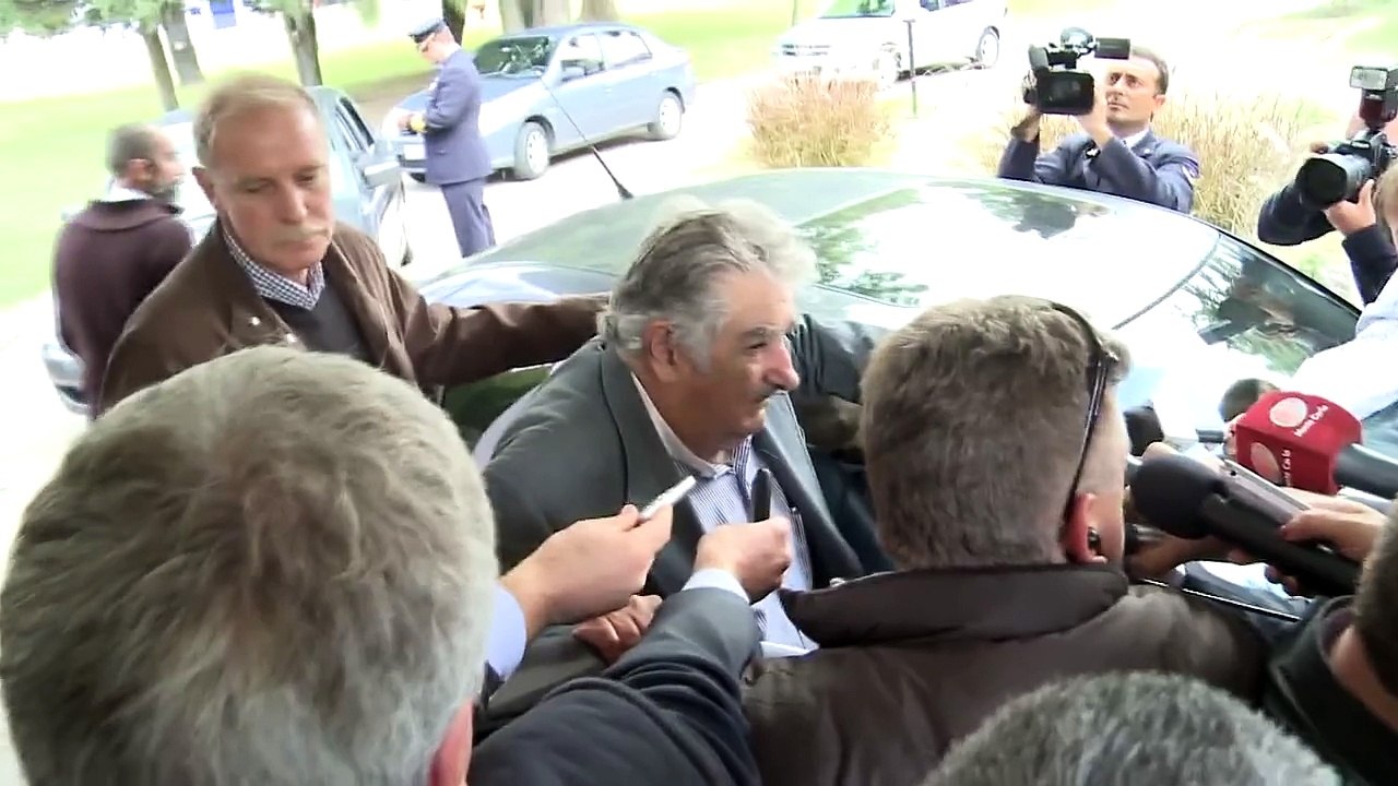 Presidente Mujica valoró el fortalecimiento de la Fuerza Aérea para defender fronteras