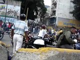 Motorizados chavistas violentan marcha a defensoria -parte1