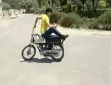 حیرت انگیز وڈیو بائیک پر پیچھے کی طرف منہ کرکے موٹر سائیکل چلانے کا مظاہرہ