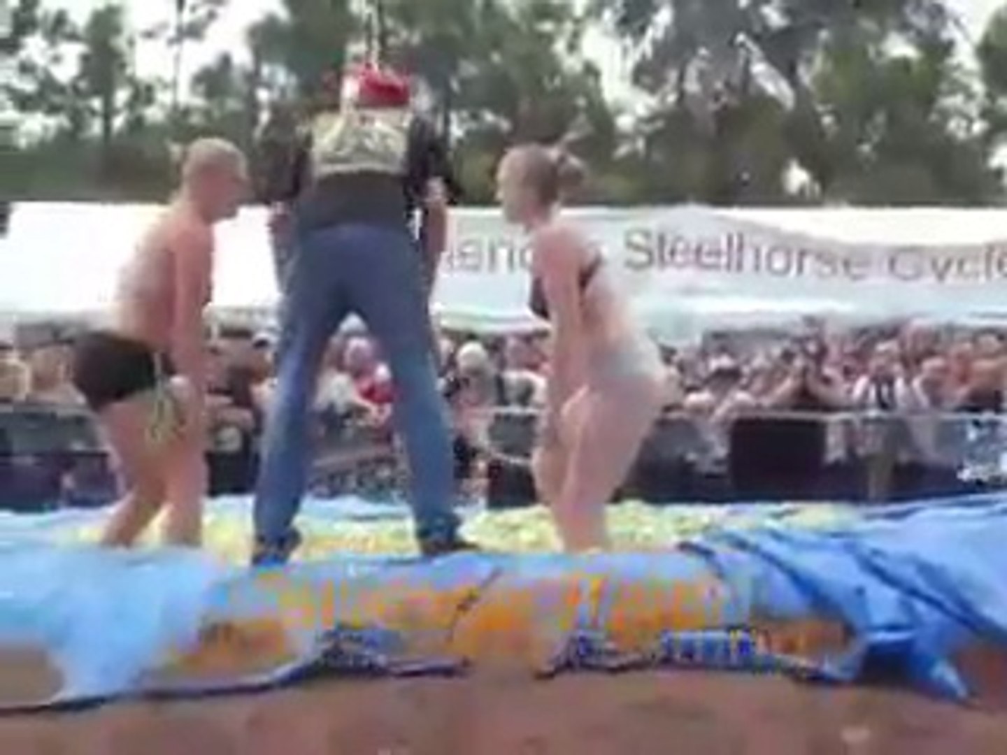 xoxo Girls wrestling in Coleslaw!