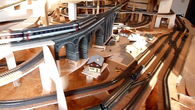 Schweizer Märklin Modelleisenbahn im Bau Video_02