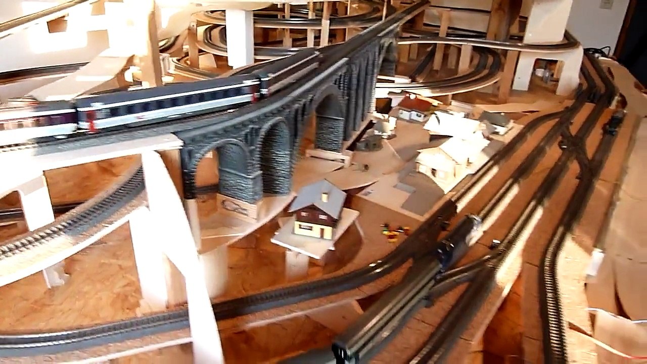 Schweizer Märklin Modelleisenbahn im Bau Video_02
