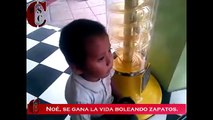 Niño de 4 años se gana la vida boleando zapatos (En Chiapas)