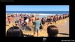 EN LAS PLAYAS DE CALIFORNIA MUCHA GENTE PARTICIPA REGRESANDO UN TIBURON BLANCO AL MAR SEPTIEMBRE 2015