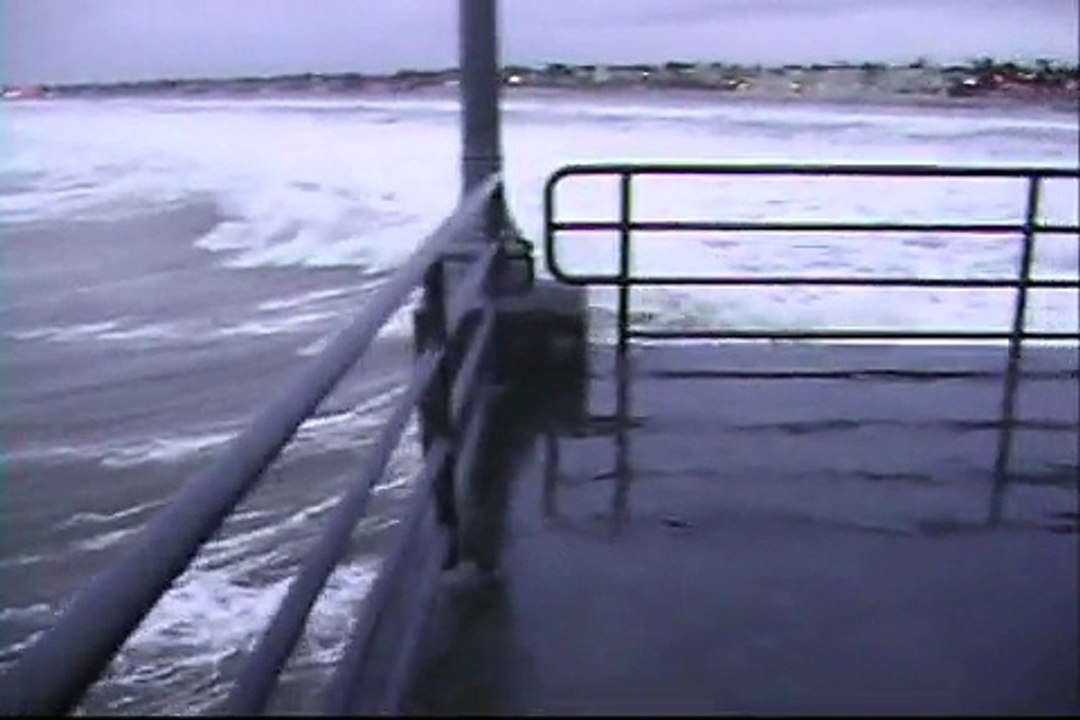 Chile Tsunami EarthQuake- Tsunami hits Huntington Beach California. Big waves.