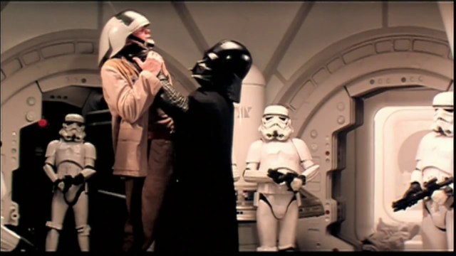 La vraie voix de Dark Vador est très loin de celle du film... Un peu ridicule!