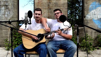 2 hommes sur 1 guitare reprennent "The Real Slim Shady" d'Eminem