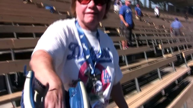 Les 50 meilleurs catch de ce fan de Baseball dans les tribunes