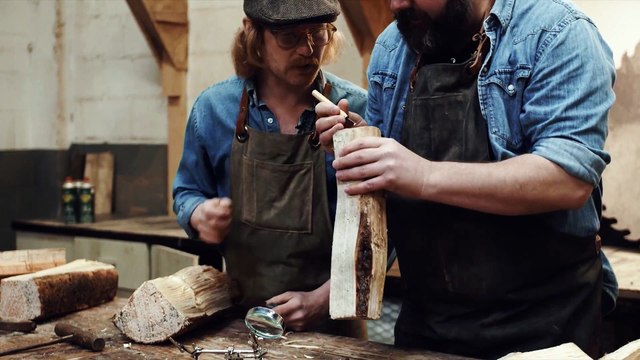 Cet artisan vend du bois pour cheminée fait main à plus de 1000 dollar... C'est une blague???