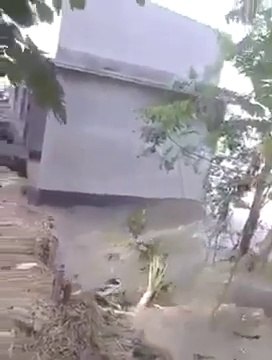 Building sinks and collapses because of massive flooding