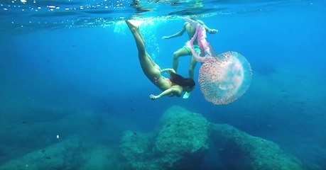 Le road trip en Europe d'Alexander Tikhomirov avec ses copines sexy