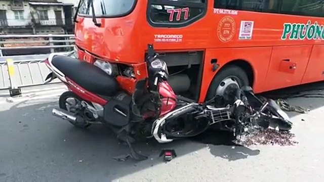 Hiện trường vụ xe Phương Trang chạy ngược chiều tông 8 người ở bùng binh Cây Gõ