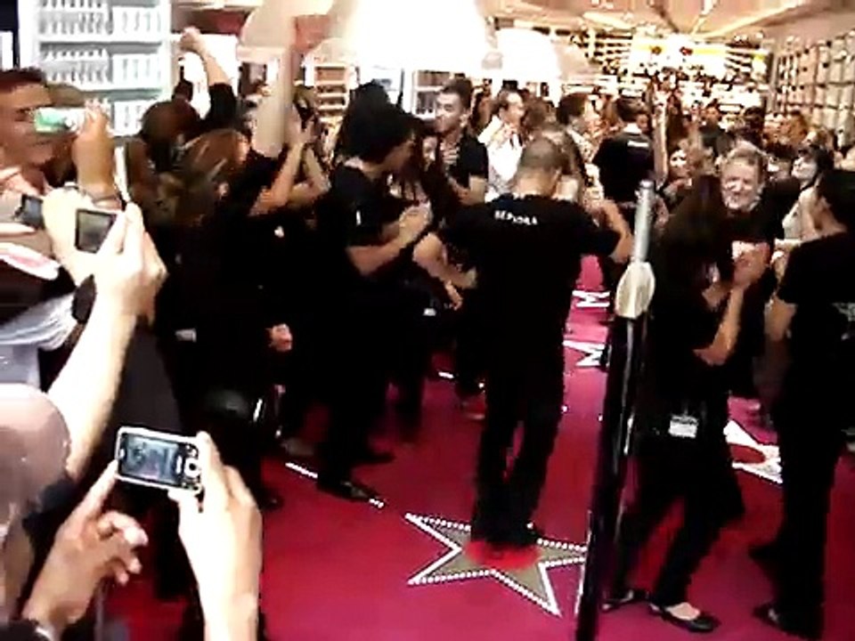 Michael Jackson dead champs elysees SEPHORA paris oamni MR2 al sami عزا ميكل جاكسن في شانزليزيه باريس تصوير العاصمي 1