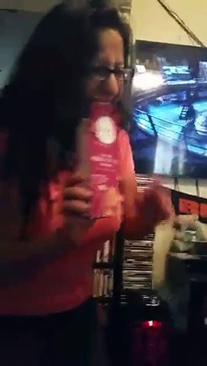 Elle colle des bandes de cires sur son homme alors qu'il est entrain de dormir tranquillement.. Ca pique !