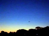 Un avión tipo Grumman American( aterrizando de noche)