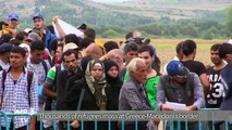 Refugees mass at Greek-Macedonia border