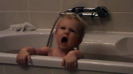 7 maart 2009: Jasmijn in bad met mama