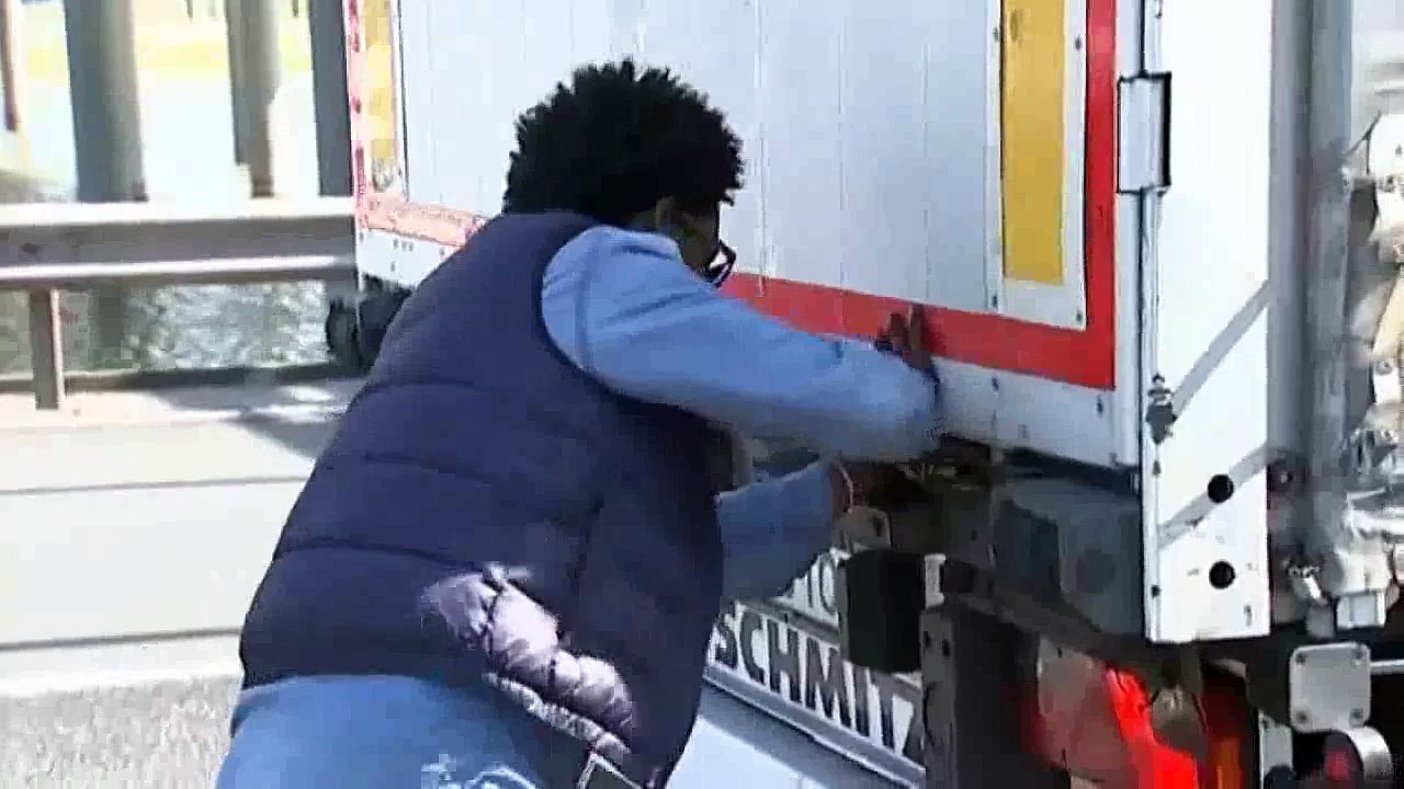 Calais migrant crisis_ Moment ma-cut