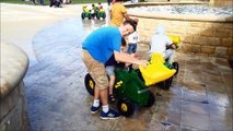 tracteur enfants kids tractor and water game fun Alnwick garden summer game jeux d'eau pour enfants