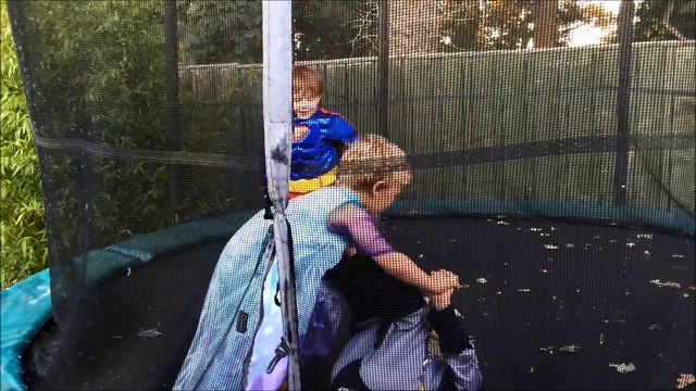 trampoline enfants deguises en Elsa de Frozen et batman et superman