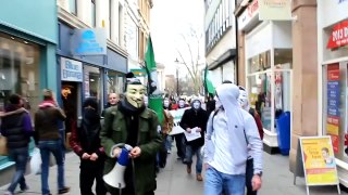 Les Anonymous font pleurer un SDF